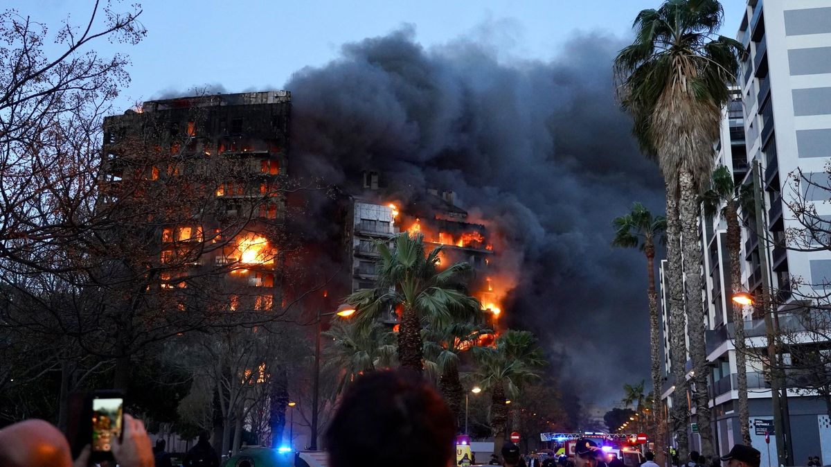 Počet obětí prudkého požáru ve Valencii vzrostl na deset